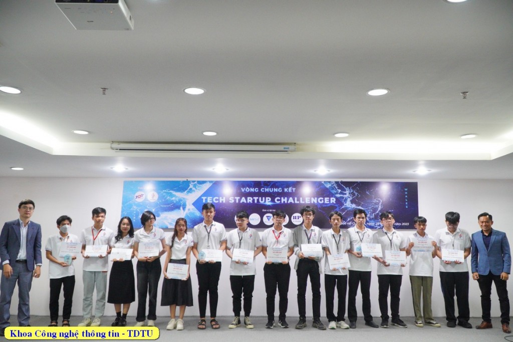 Mr. Vo Van Thien - Job Test Recruitment Director and Mr. Nguyen Hoang Nhut - Director of Opus Solution awarded certificates and medals to the teams